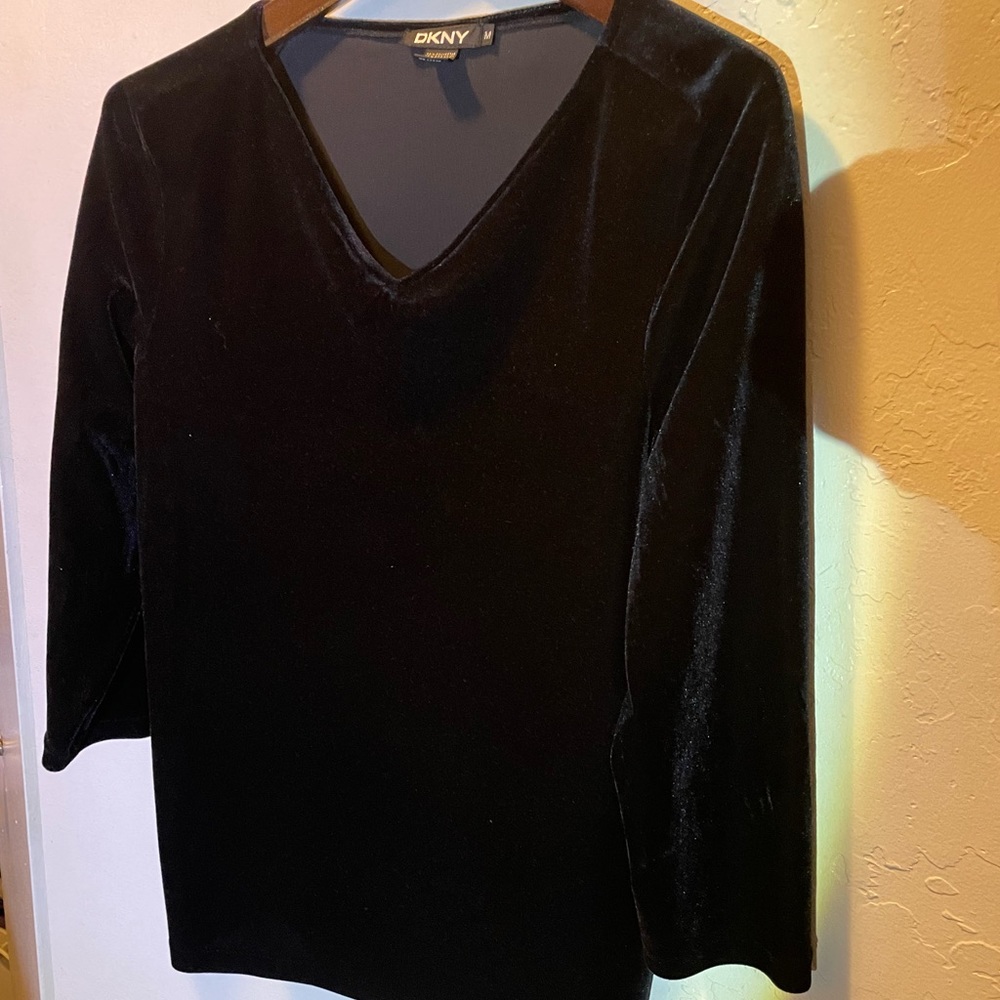DKNY V NECK VELVET STRETCH TOP SIZE M